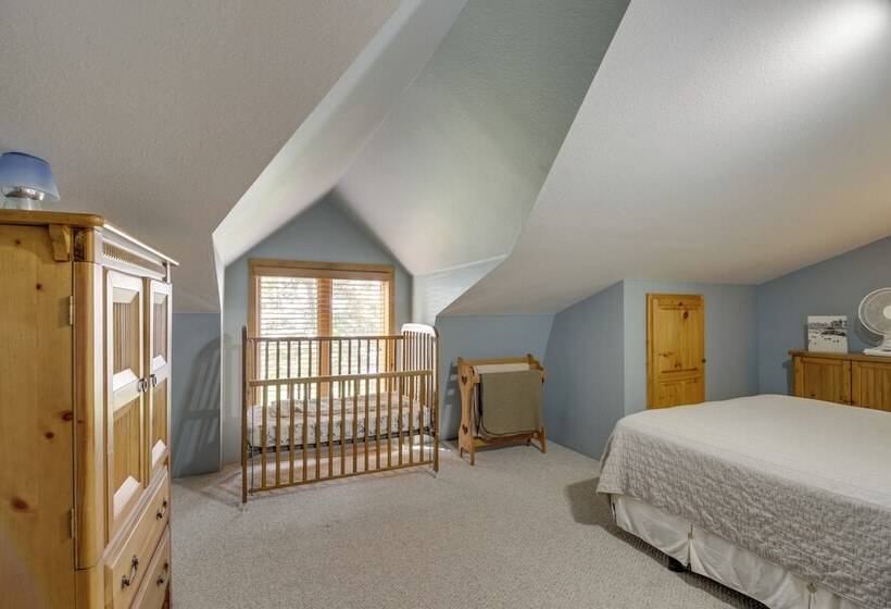 Large Home On Lake Edward W/ Deck & Fire Pit!