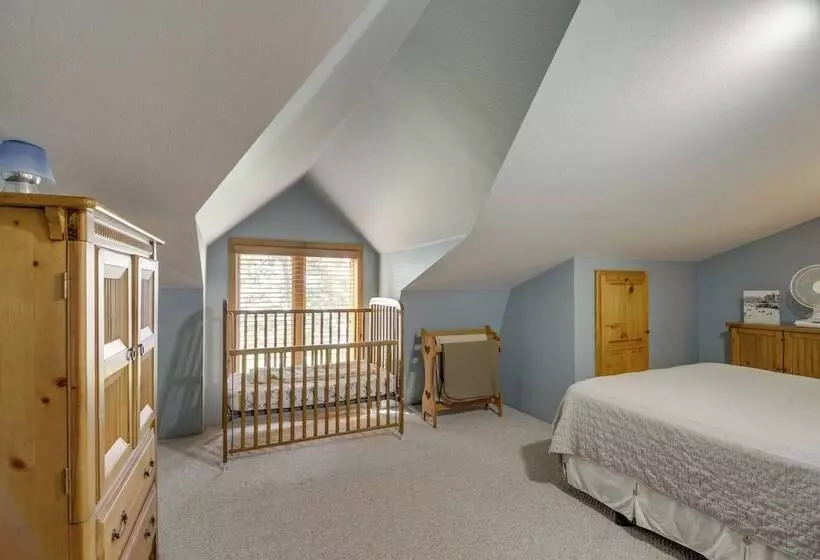 Large Home On Lake Edward W/ Deck & Fire Pit!