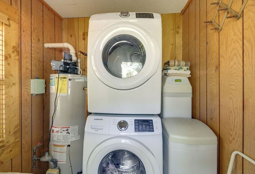 Large Home On Lake Edward W/ Deck & Fire Pit!