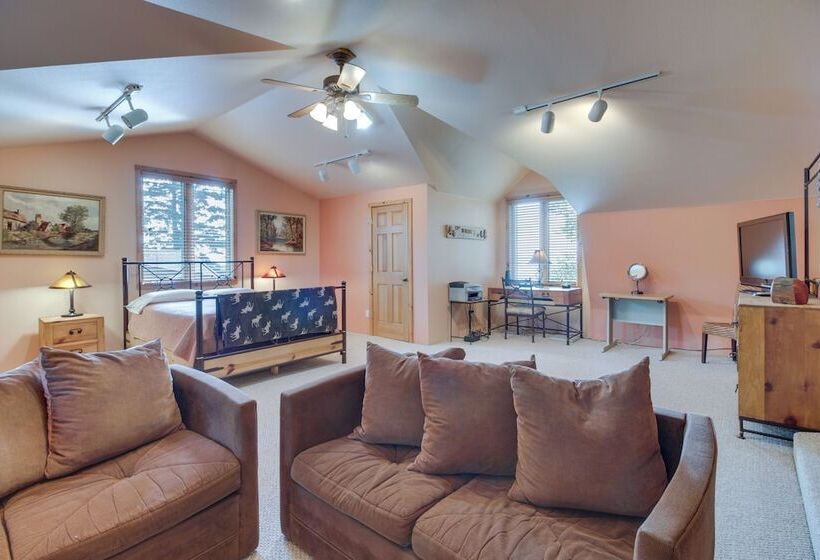 Large Home On Lake Edward W/ Deck & Fire Pit!