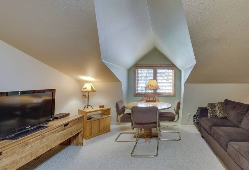 Large Home On Lake Edward W/ Deck & Fire Pit!