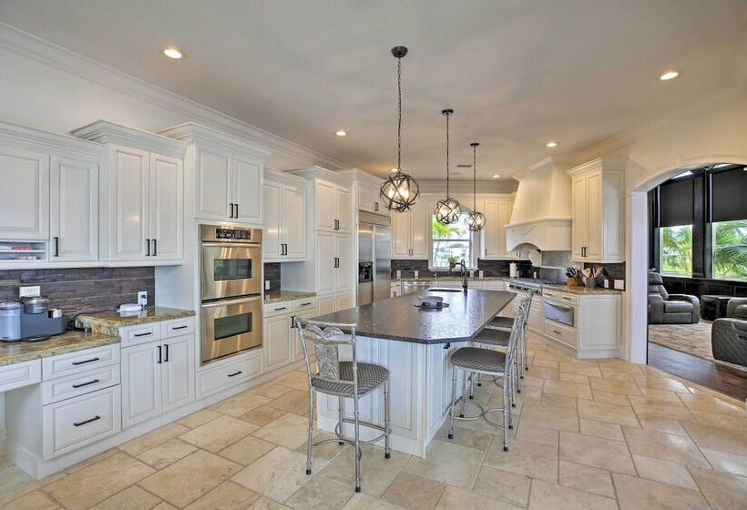 Luxe Cape Coral Escape W/ Boat Dock + Cabana!