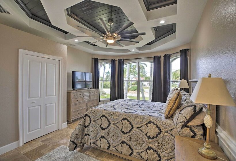 Luxe Cape Coral Escape W/ Boat Dock + Cabana!