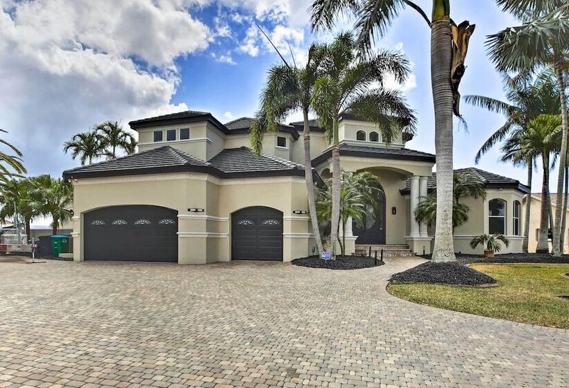 Luxe Cape Coral Escape W/ Boat Dock + Cabana!