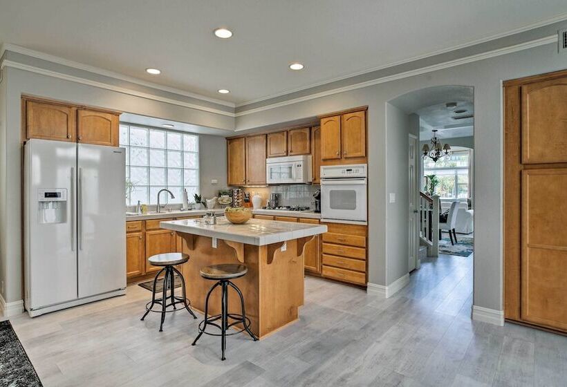 Oceanside Home W/ Rooftop Patio, Walk To Beach!