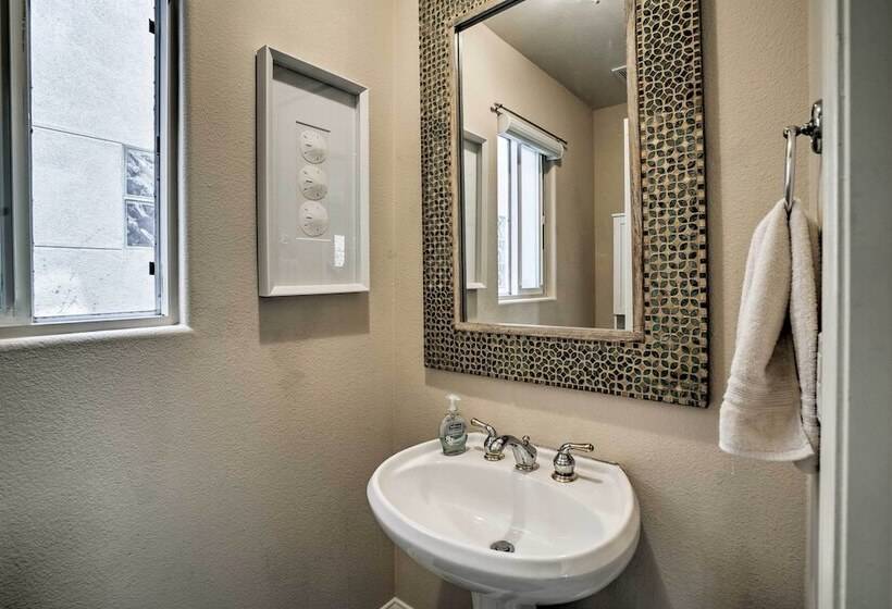 Oceanside Home W/ Rooftop Patio, Walk To Beach!