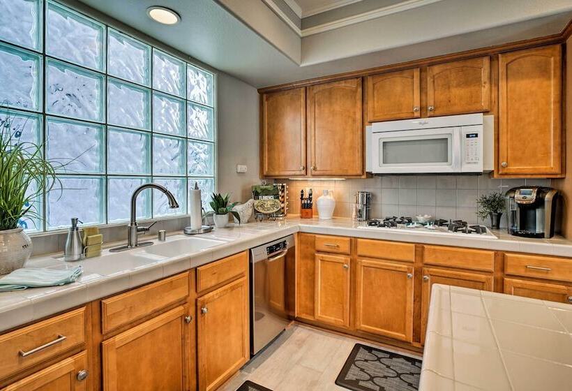 Oceanside Home W/ Rooftop Patio, Walk To Beach!