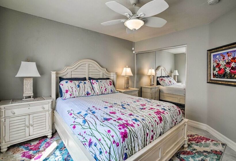 Oceanside Home W/ Rooftop Patio, Walk To Beach!