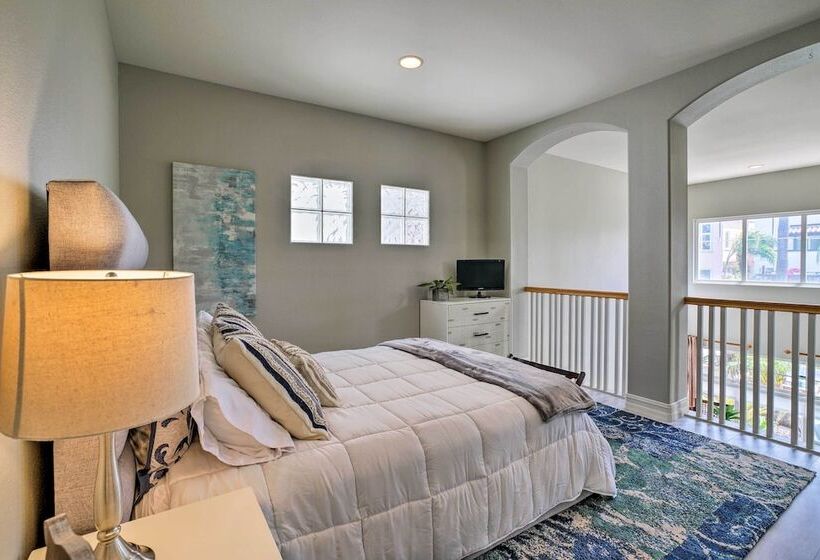 Oceanside Home W/ Rooftop Patio, Walk To Beach!