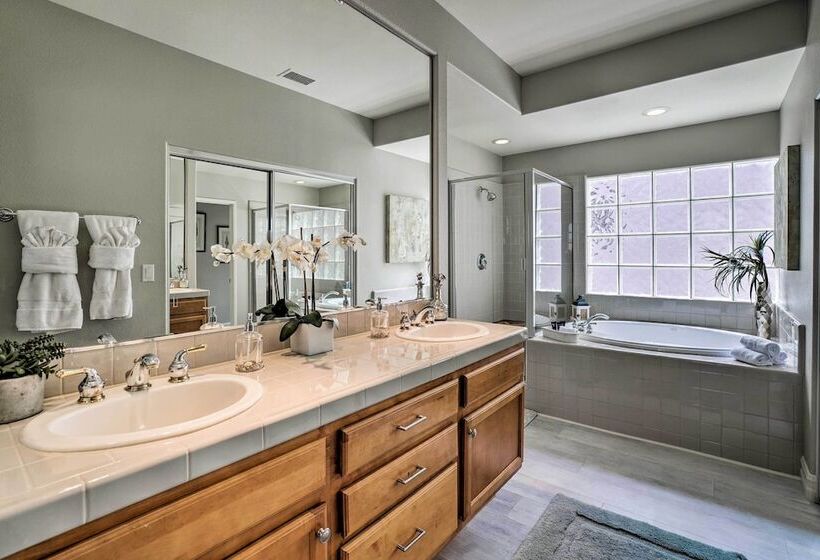 Oceanside Home W/ Rooftop Patio, Walk To Beach!