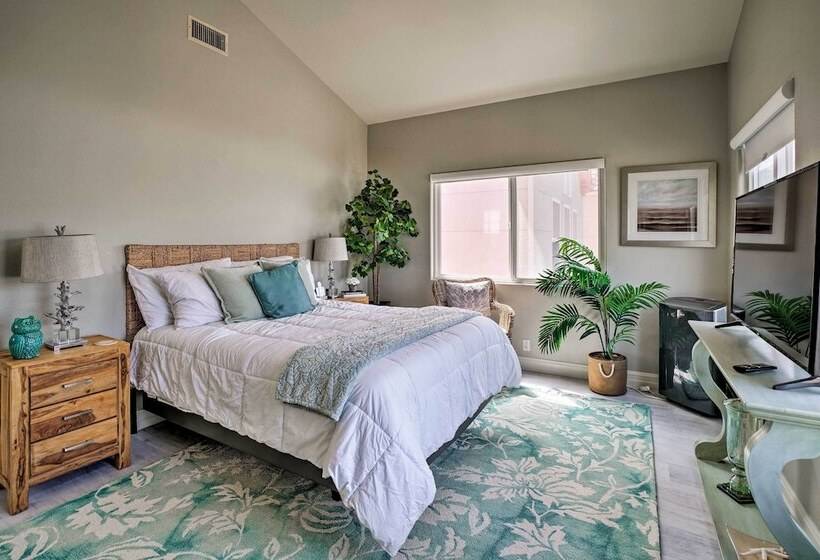 Oceanside Home W/ Rooftop Patio, Walk To Beach!