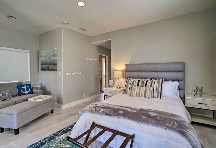 Oceanside Home W/ Rooftop Patio, Walk To Beach!