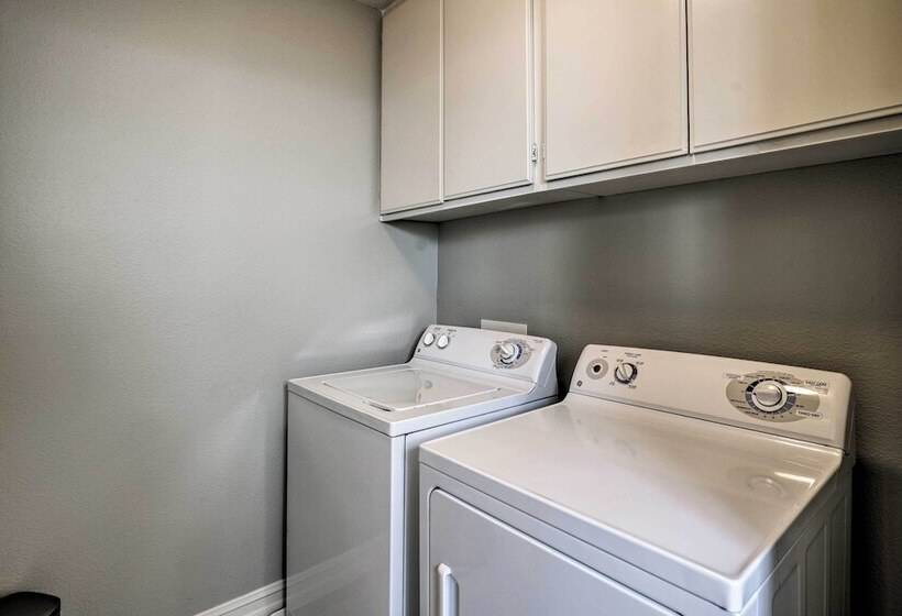 Oceanside Home W/ Rooftop Patio, Walk To Beach!