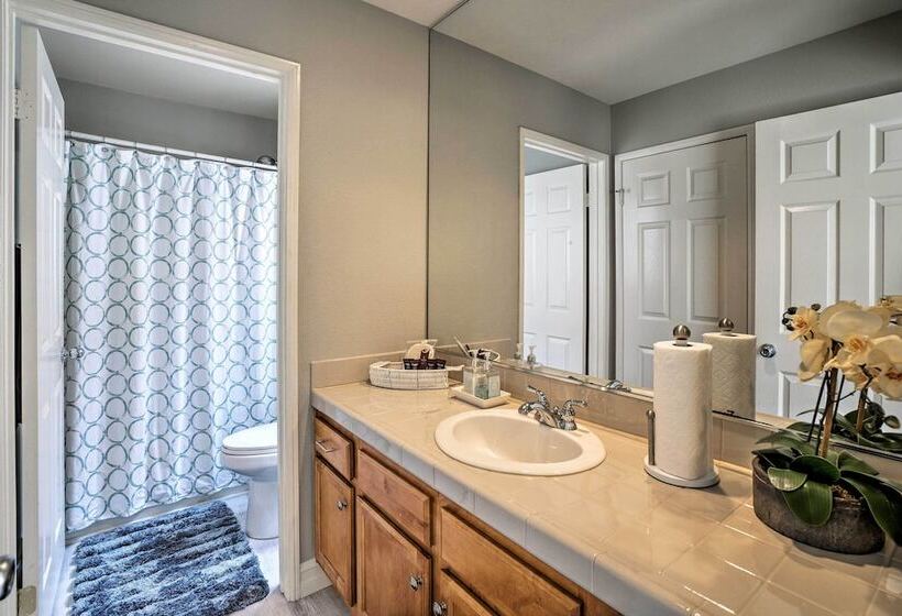 Oceanside Home W/ Rooftop Patio, Walk To Beach!