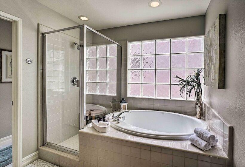 Oceanside Home W/ Rooftop Patio, Walk To Beach!