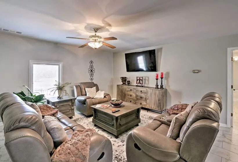 Quiet Memphis Home On 20 Acres: 10 Mi To Downtown!