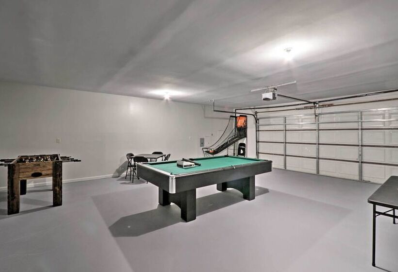 Quiet Memphis Home On 20 Acres: 10 Mi To Downtown!