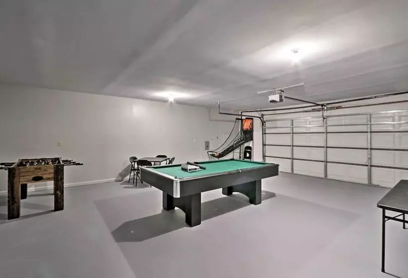 Quiet Memphis Home On 20 Acres: 10 Mi To Downtown!