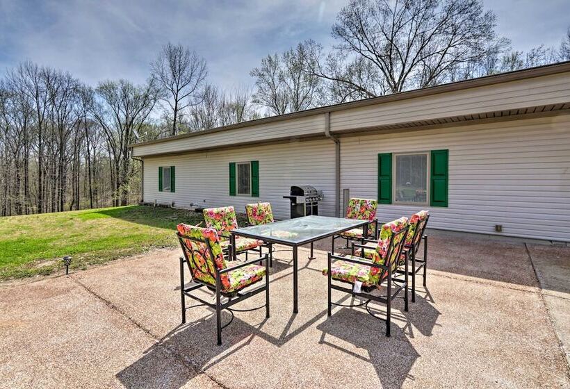 Quiet Memphis Home On 20 Acres: 10 Mi To Downtown!