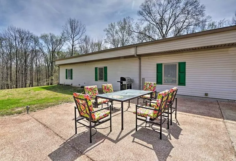 Quiet Memphis Home On 20 Acres: 10 Mi To Downtown!