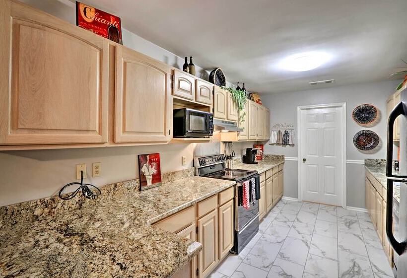 Quiet Memphis Home On 20 Acres: 10 Mi To Downtown!