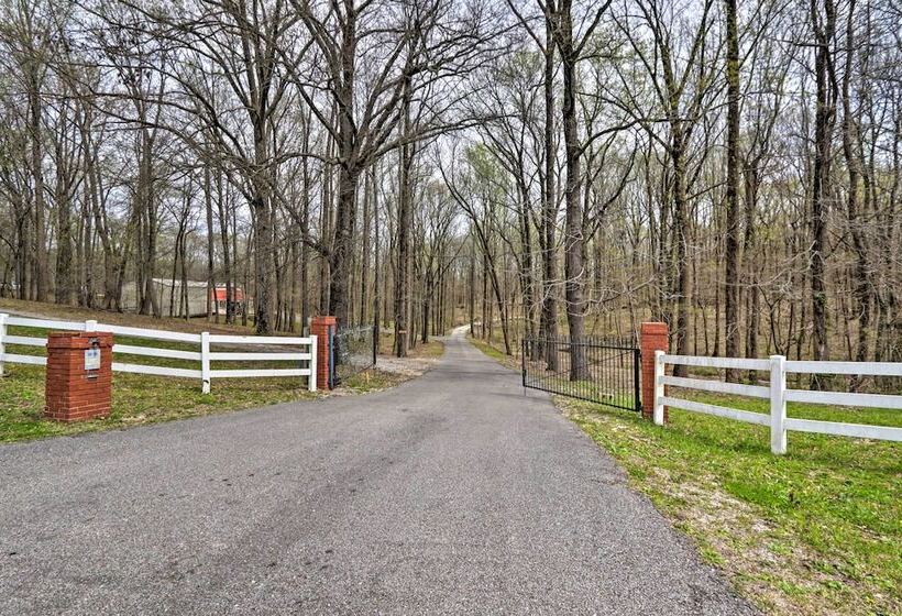 Quiet Memphis Home On 20 Acres: 10 Mi To Downtown!