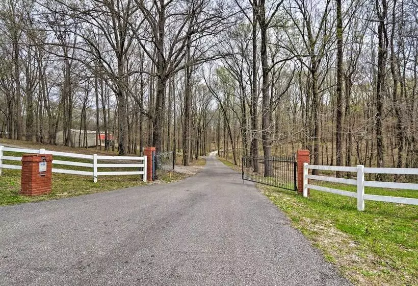 Quiet Memphis Home On 20 Acres: 10 Mi To Downtown!