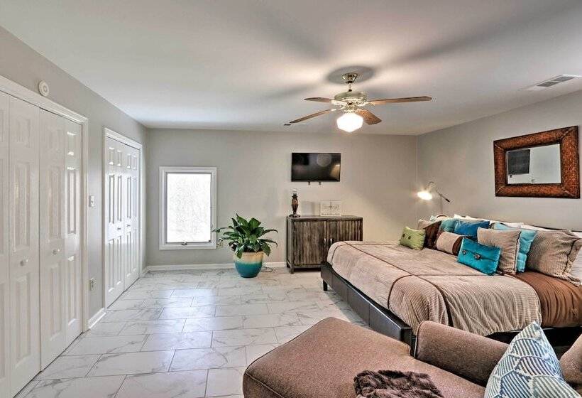 Quiet Memphis Home On 20 Acres: 10 Mi To Downtown!