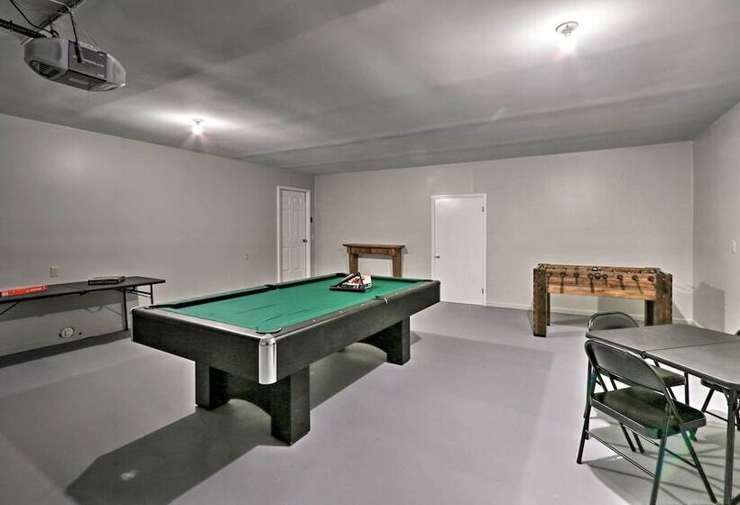 Quiet Memphis Home On 20 Acres: 10 Mi To Downtown!