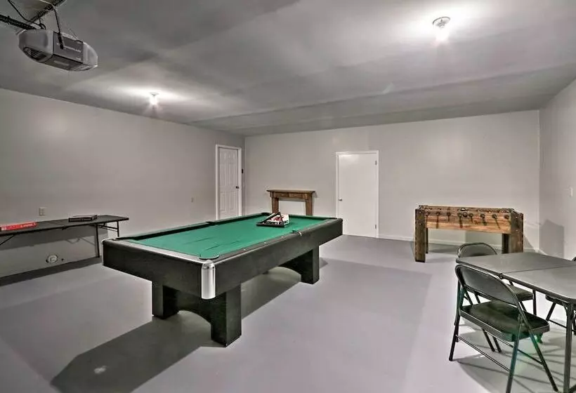 Quiet Memphis Home On 20 Acres: 10 Mi To Downtown!