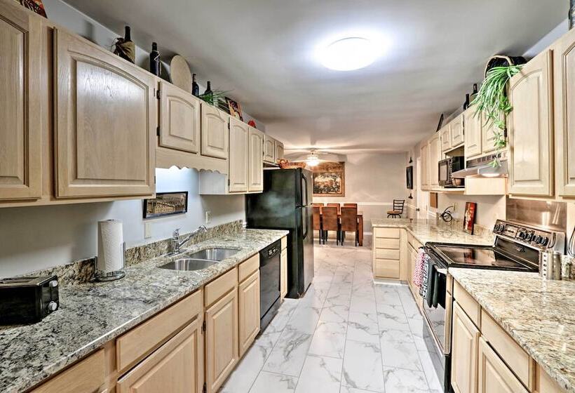 Quiet Memphis Home On 20 Acres: 10 Mi To Downtown!