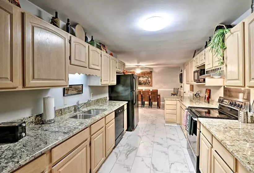 Quiet Memphis Home On 20 Acres: 10 Mi To Downtown!