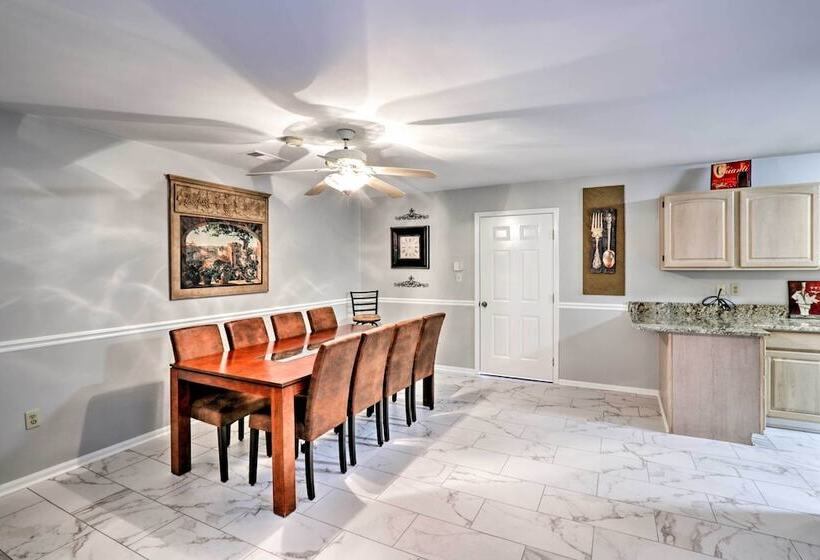 Quiet Memphis Home On 20 Acres: 10 Mi To Downtown!