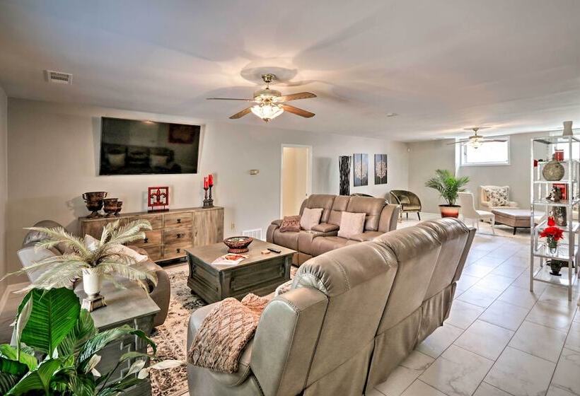 Quiet Memphis Home On 20 Acres: 10 Mi To Downtown!