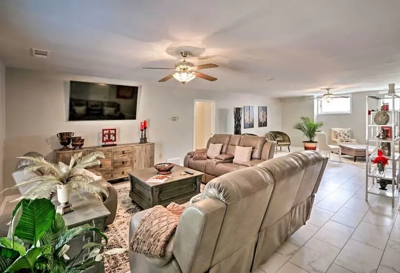 Quiet Memphis Home On 20 Acres: 10 Mi To Downtown!