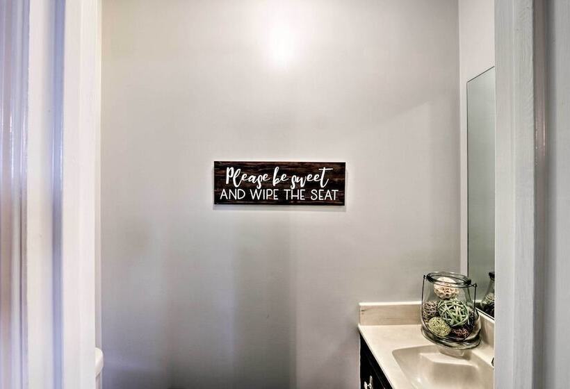 Quiet Memphis Home On 20 Acres: 10 Mi To Downtown!