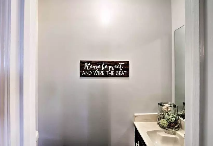 Quiet Memphis Home On 20 Acres: 10 Mi To Downtown!