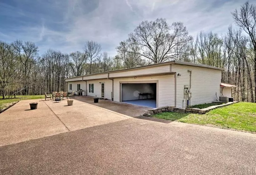 Quiet Memphis Home On 20 Acres: 10 Mi To Downtown!