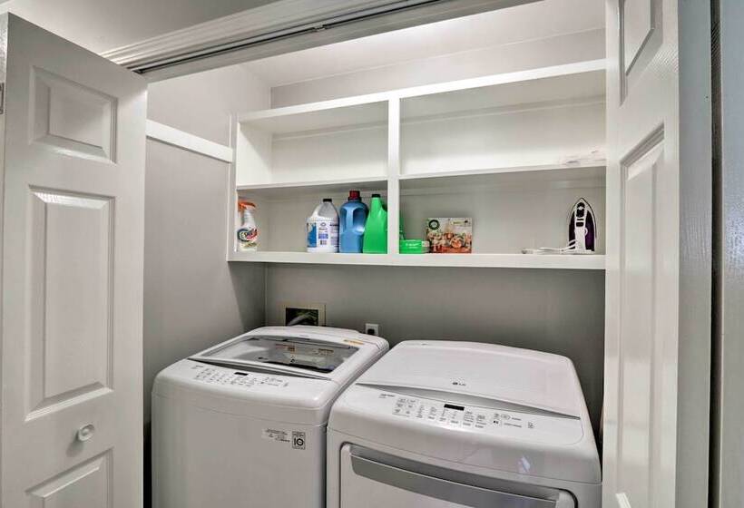 Quiet Memphis Home On 20 Acres: 10 Mi To Downtown!