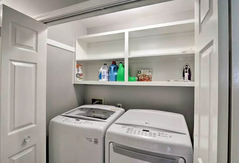 Quiet Memphis Home On 20 Acres: 10 Mi To Downtown!