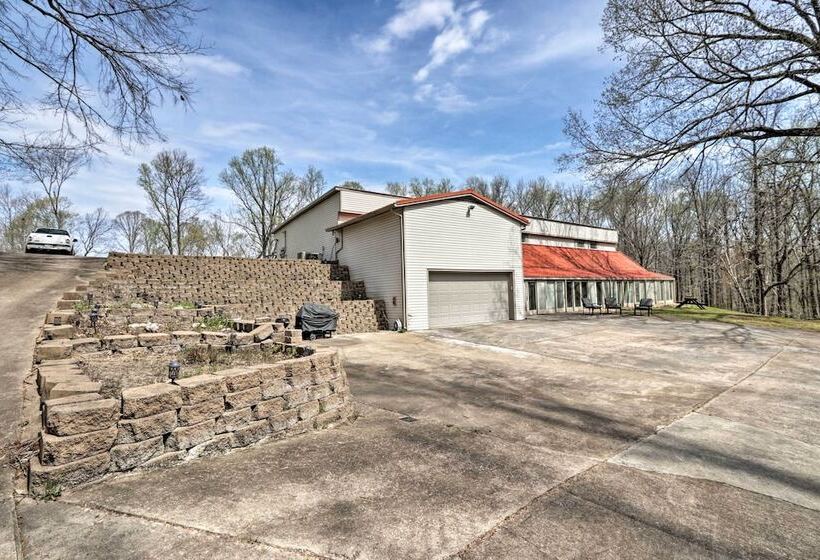 Quiet Memphis Home On 20 Acres: 10 Mi To Downtown!