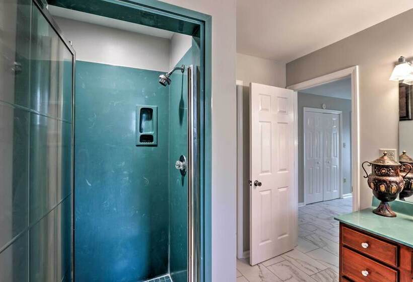 Quiet Memphis Home On 20 Acres: 10 Mi To Downtown!