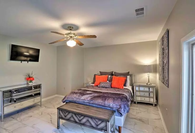 Quiet Memphis Home On 20 Acres: 10 Mi To Downtown!