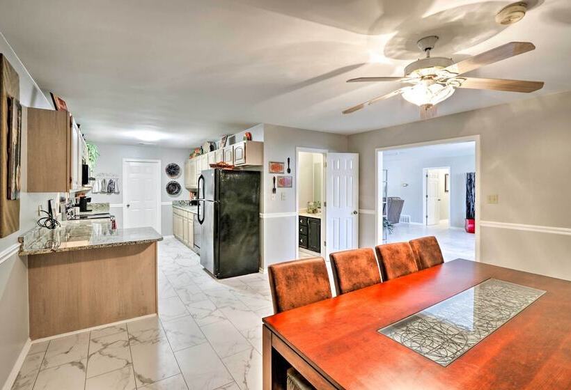 Quiet Memphis Home On 20 Acres: 10 Mi To Downtown!