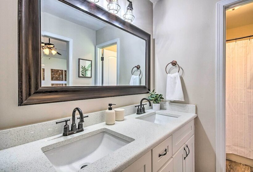 Navarre Home W/ Game Area + Screened In Porch