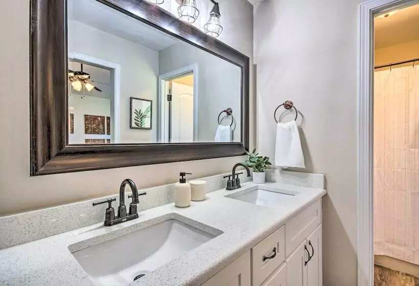 Navarre Home W/ Game Area + Screened In Porch