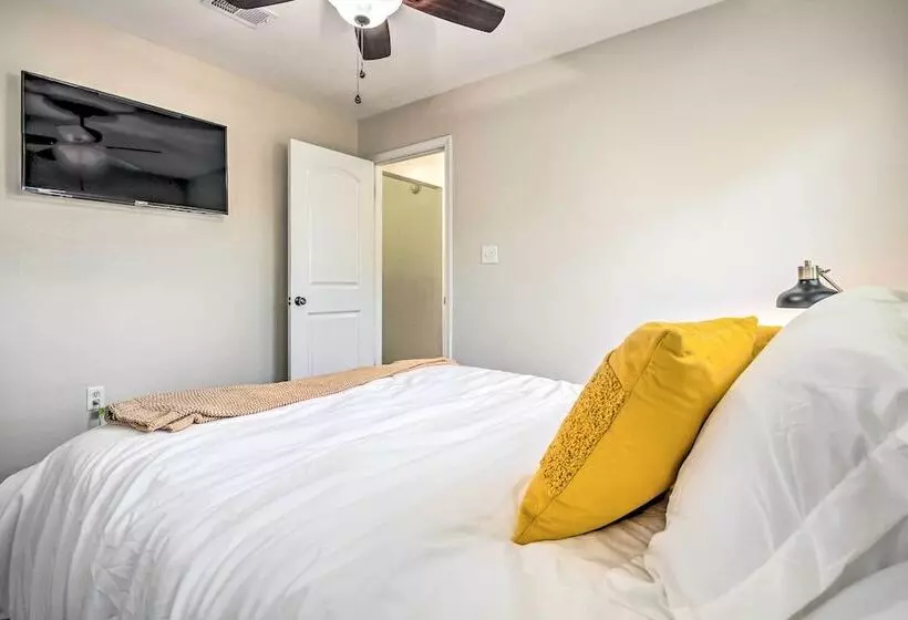 Navarre Home W/ Game Area + Screened In Porch