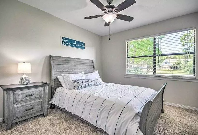 Navarre Home W/ Game Area + Screened In Porch