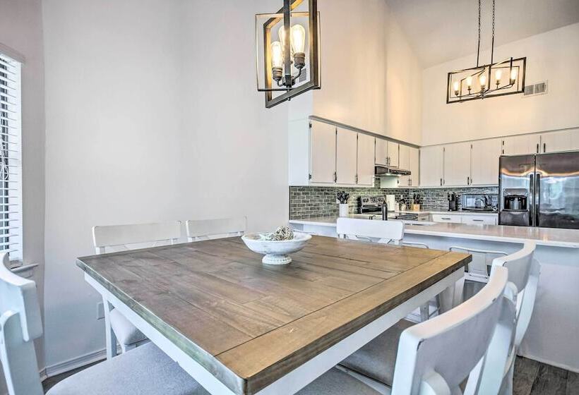 Navarre Home W/ Game Area + Screened In Porch