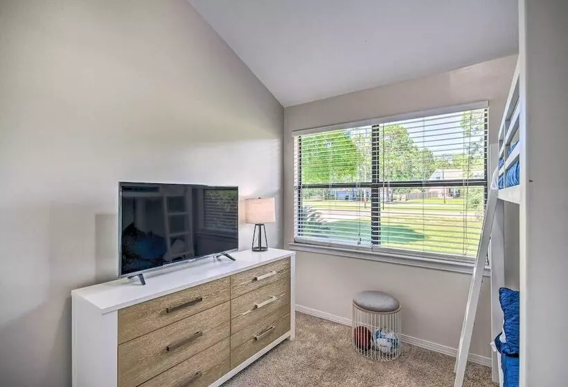 Navarre Home W/ Game Area + Screened In Porch